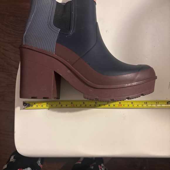Hunter Women's Chelsea Boot Navy and Maroon - perfect tread - Picture 2 of 7
